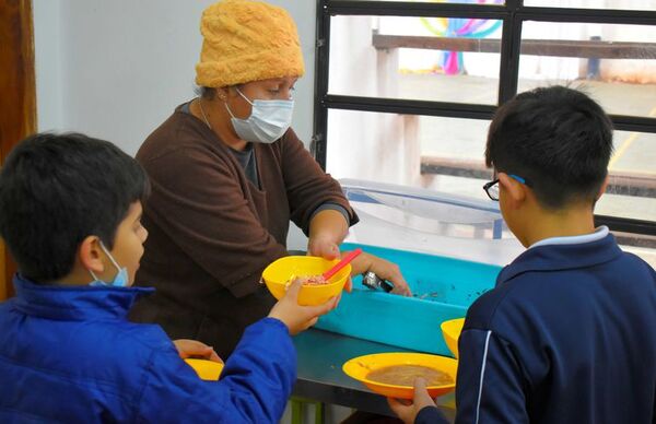 Padres villarriqueños quieren llevar el almuerzo escolar a sus casas  - Nacionales - ABC Color