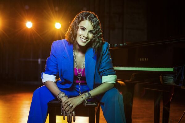 A puro pop y poesía: Belén lanza “Dame un Beso”