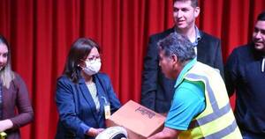 La Nación / Entregarán 100 cascos gratis a motociclistas de Roque Alonso