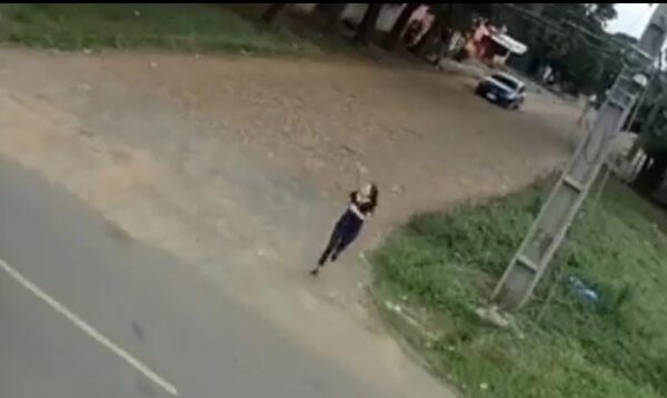 (VIDEO)Vecino de joven asaltada siguió a motochorros y los chocó con su vehículo
