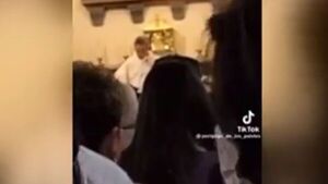 Pa'i exageró con la "sangre de Cristo": renunció tras oficiar misa borracho