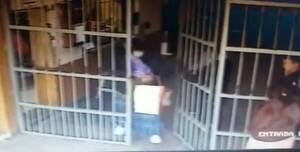 Crónica / [VIDEO] ¿Con cómplices? Así dejan escapar a los presos de Tacumbú