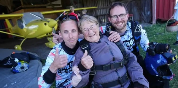 Sueca de 103 años batió récord de la persona más anciana que salta en paracaídas