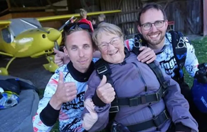 Mujer de 103 años batió récord mundial al saltar de un paracaídas
