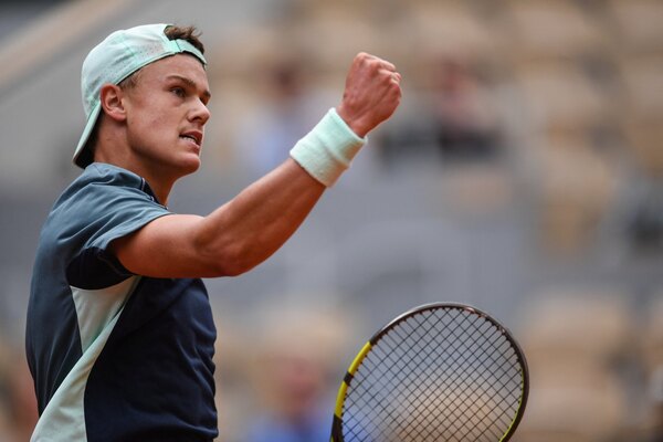 Versus / Holger Rune, de 19 años, dio la nota al eliminar a Tsitsipas de Roland Garros - PARAGUAYPE.COM