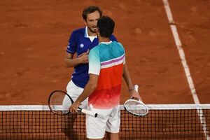 Medvedev y Tsitsipas naufragan; Swiatek flota - Tenis - ABC Color
