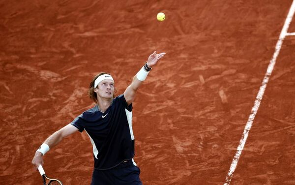 Rublev a cuartos de Roland Garros tras el abandono de Sinner - Tenis - ABC Color