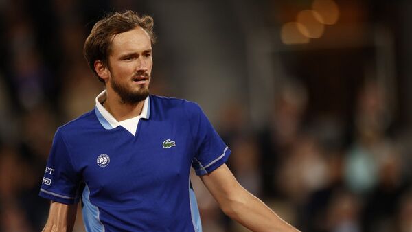 Medvedev y Tsitsipas naufragan