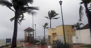 La Nación / Como huracán de categoría 2, Agatha toca tierra en México