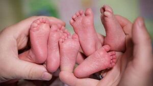 Padres piden ayuda para trillizas recién nacidas