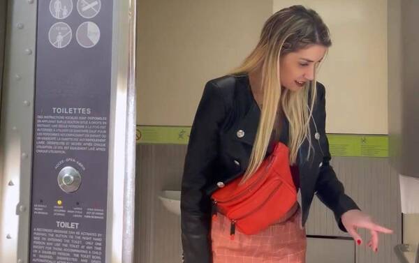Crónica / Carmiña mostró cómo funciona el baño público en París