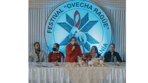 Festival Ovecha Rague: Artesanos con expectativa de superar crisis (ofrecen prendas de abrigo de lana)