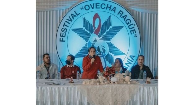 Festival Ovecha Rague: Artesanos con expectativa de superar crisis (ofrecen prendas de abrigo de lana)