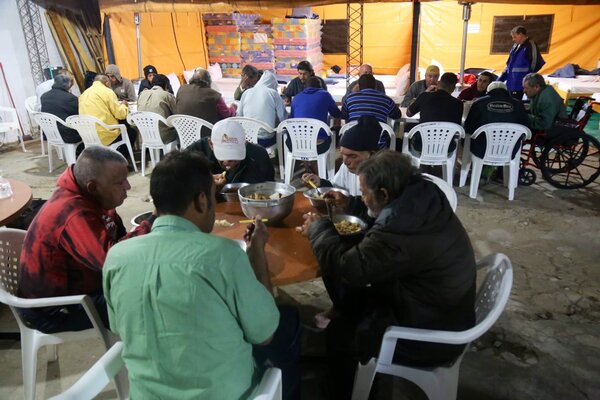 Diario HOY | En fría noche, 26 personas durmieron en albergue de la SEN