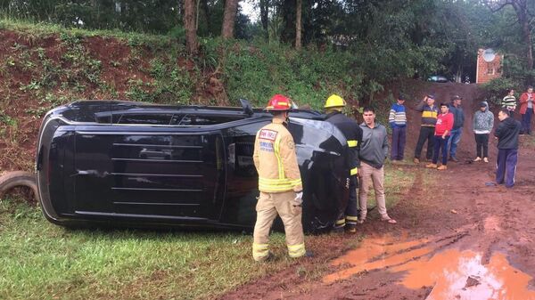 Aparatoso accidente deja varios heridos y daños materiales en Pirapey