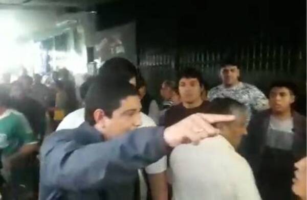 Crónica / [VIDEO] Dire del mercado amenaza a bolivianos: "Voy a mandar cerrar tu negocio"