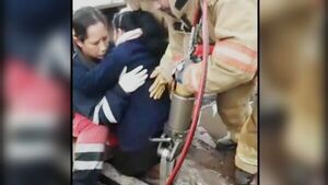 ¡Miedazo! Doña quedó con la pierna atrapada casi 1 hora en una rejilla