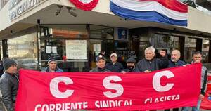 La Nación / Sindicalistas exigen suba del salario mínimo frente al Ministerio de Trabajo