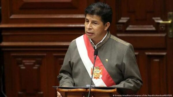 Presidente de Perú denuncia persecución en su contra