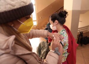 Continúa la campaña de vacunación contra influenza y coronavirus en vacunatorios del país