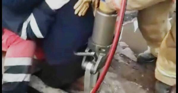 La Nación / Mujer fue rescatada tras quedar atrapada 45 minutos en rejilla de desagüe pluvial
