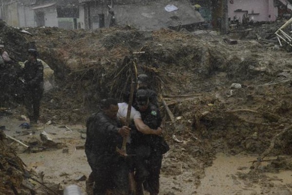 Lluvias torrenciales en el nordeste de Brasil dejan a su paso muertos y desaparecidos