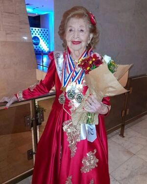 Irene Costa, a sus 100 años, fue primera finalista del certamen Señora Real Paraguay 2022 - Gente - ABC Color