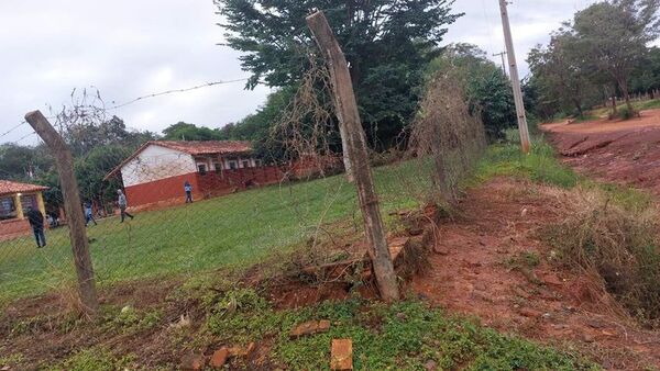 Piden cercado perimetral y terminación de tinglado en una escuela rural de Santaní - Nacionales - ABC Color