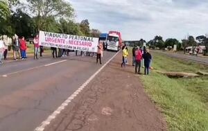 Niños y padres piden al MOPC construcción de viaducto y lomada frente a escuela en Campo 9 – Prensa 5