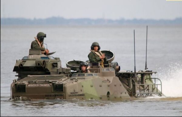 Brasil hace gala de su poderío militar en el lago Itaipu
