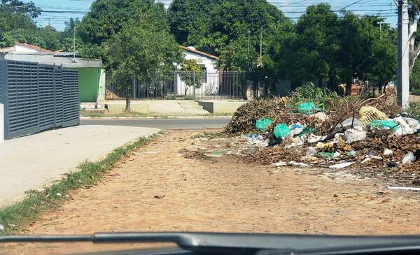Basural en plena calle vecinal •