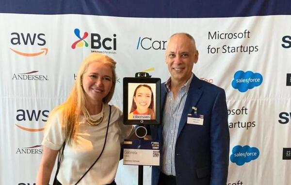 ¡Paraguaya asistió a evento en Miami a través de un robot!
