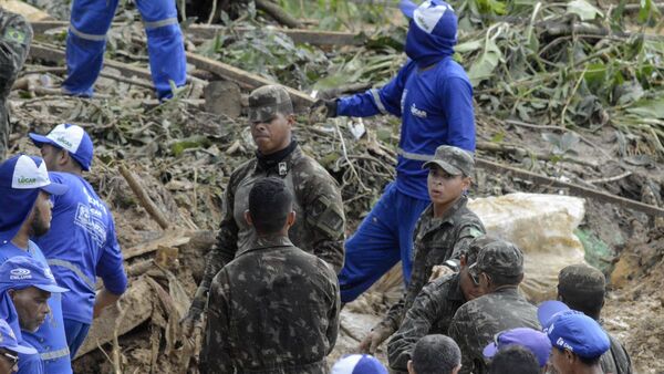 Sube a 100 el número de muertos por lluvias en Recife