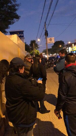 Pese al frío, hay largas filas para trámites de último momento para el Registro Cívico Permanente - Política - ABC Color