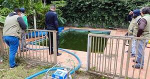 La Nación / Intervienen vivienda en la que descubren otra piscina convertida en criadero de mosquitos