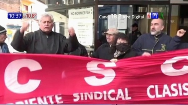 Manifestación: Obreros exigen reajuste salarial - PARAGUAYPE.COM