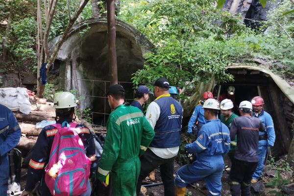 Muere un minero mientras sigue la búsqueda de otros 14 atrapados en una mina colombiana - MarketData