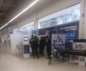 Fingió ser limpiador y se llevó los celulares de una góndola de un súper - Policiales - ABC Color