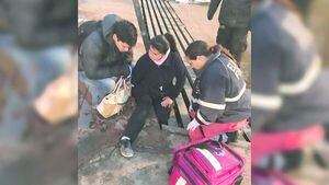 Cayó en alcantarillado y nadie le ayudaba