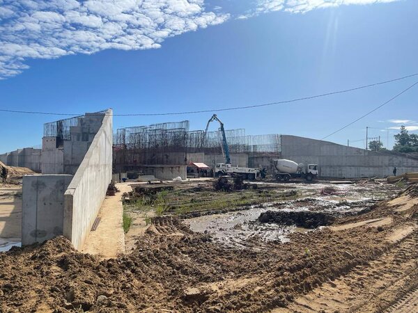 Hormigonan la estructura de bombeo del arroyo San Lorenzo en Pilar - .::Agencia IP::.