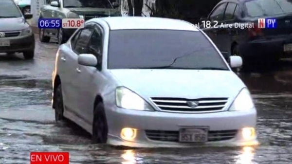 ¡Cuidado! Calle inundada entre Asunción y Luque - PARAGUAYPE.COM