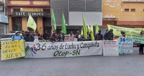 La Nación / Docentes se movilizan frente al MEC por varios reclamos