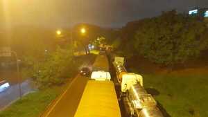 Concejal se hace eco de incomoda y peligrosa doble fila de camiones sobre Ruta Py 02 - La Clave