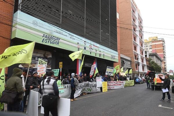 Miembros de sindicato de docentes piden más presupuesto para educación - Nacionales - ABC Color