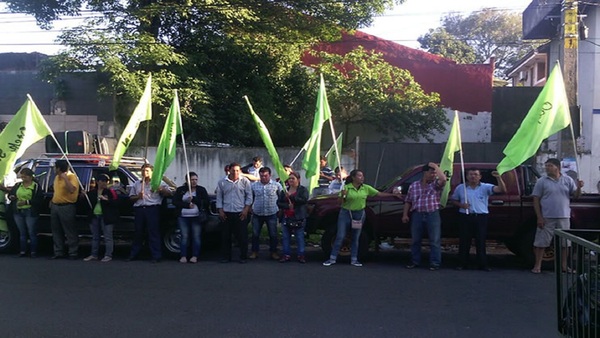 Docentes presentan propuestas políticas y económicas en una protestas frente al MEC - El Independiente