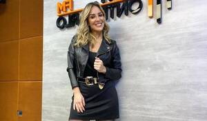 Crónica / [VIDEO] Conductora de TV mostró su arte con una botella de vino