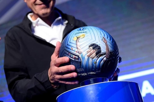 Paraguaya personalizó balones de la Finalissima en homenaje a Maradona y Rossi