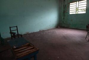 Lambaré: adolescentes sufren frío debido a confusión en entrega de aulas - Nacionales - ABC Color