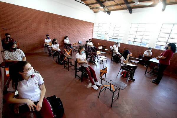 Piden adelantar vacaciones de inverno por aumento de cuadros respiratorios - ADN Digital