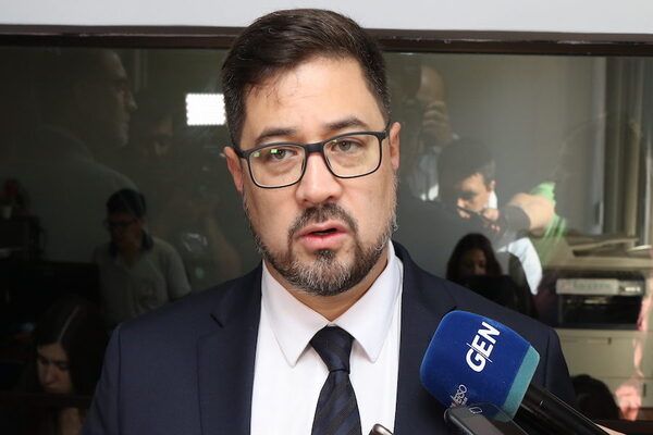 Abogado Pedro Ovelar: “Desmontando una mentira” he’i y pasó a demoler las publicaciones de un diario